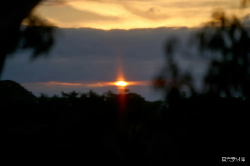 高清摄影 夕阳 玻璃倒影 自然美景 宁静时刻 生活美学 夕阳透过玻璃的倒影