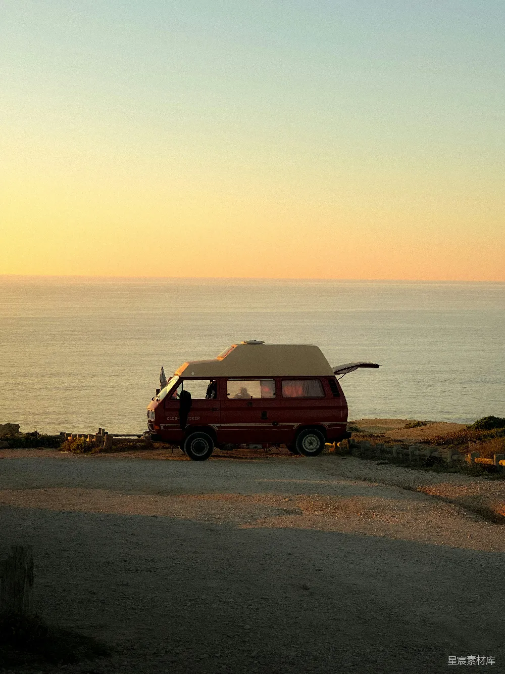 高清摄影 露营车 日落 海边 旅行 自然 日落时分的露营车