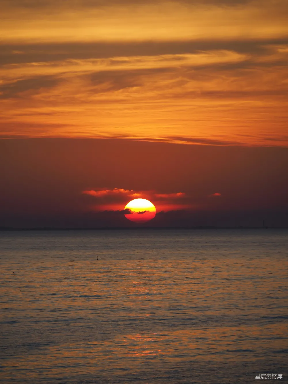 高清摄影 日落 海景 自然风光 宁静 宁静的傍晚 金色海平线上的日落