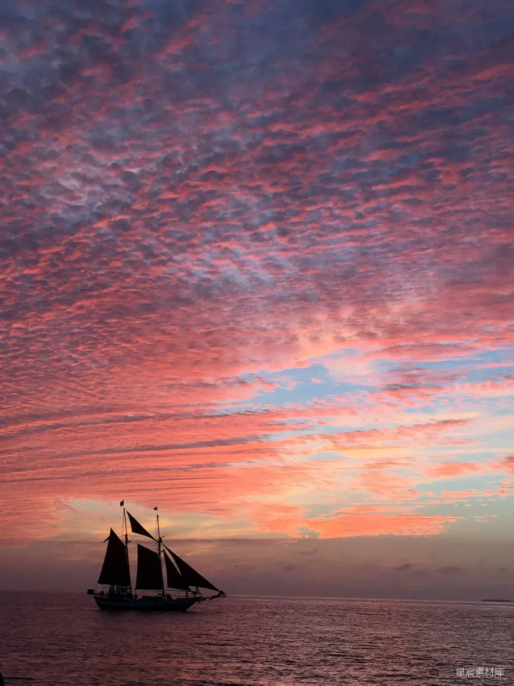 高清摄影 日落 帆船 自然美景 宁静 旅行 夕阳下的帆船剪影