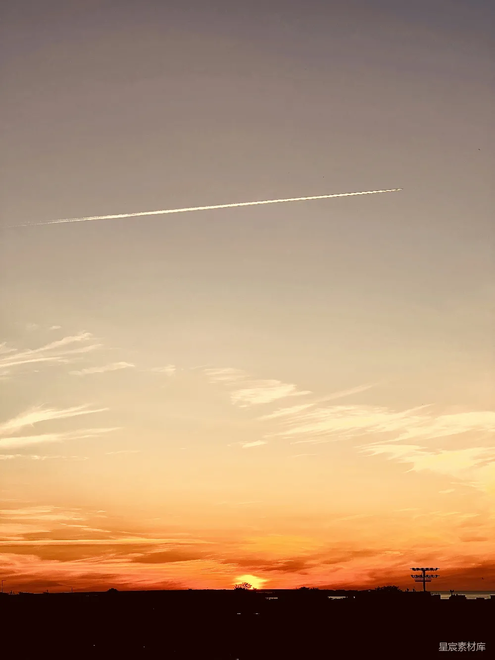 高清摄影 日落 飞机 尾迹 自然景观 宁静 夕阳余晖与飞机尾迹