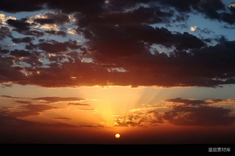 高清摄影 夕阳 云层 自然风光 宁静 摄影 云层中的夕阳