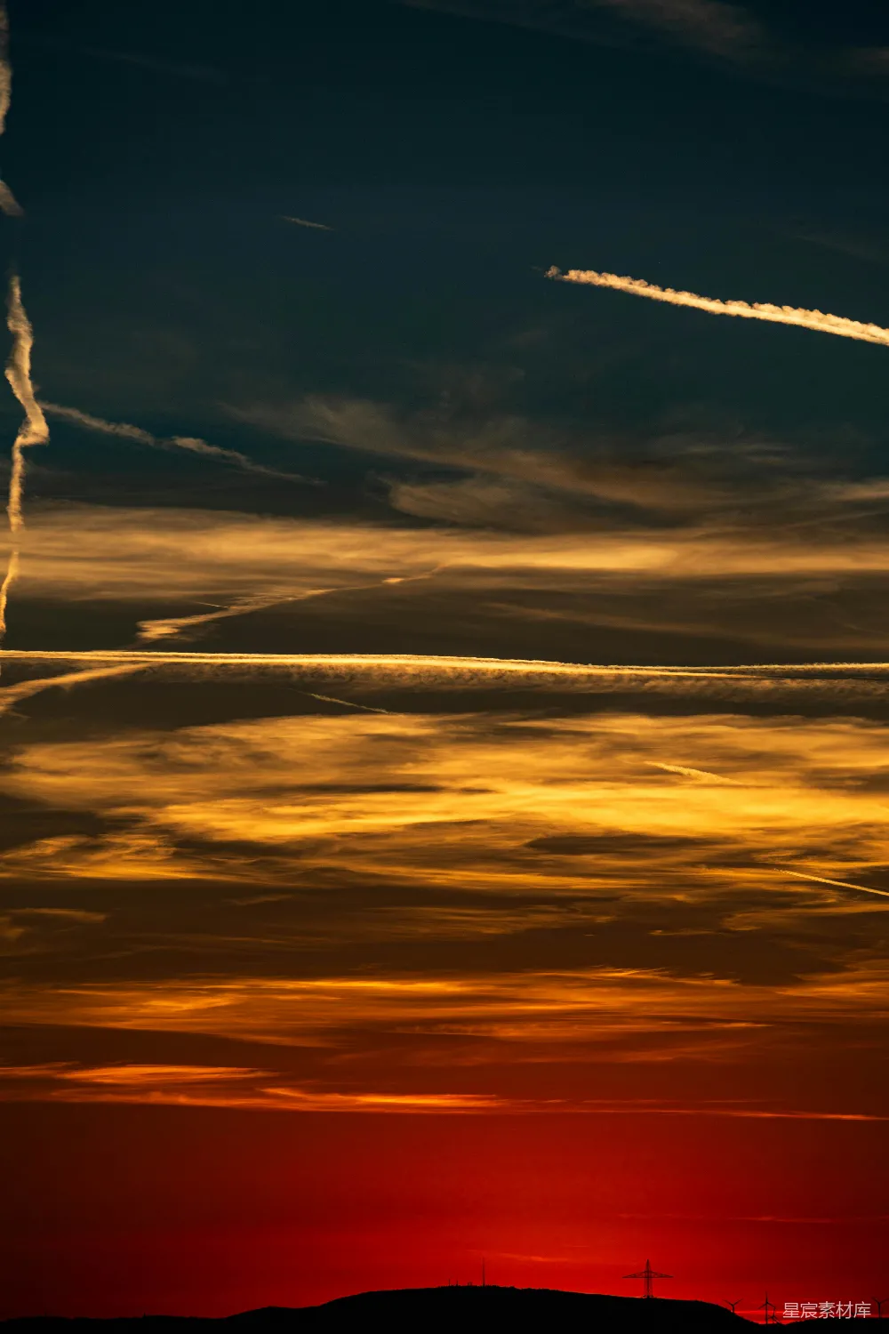 高清摄影 日落 飞机尾迹 自然美景 天空 夕阳 落日余晖与飞机尾迹