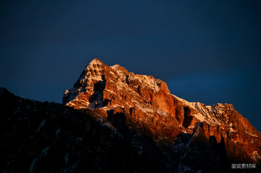 高清摄影 雪山 日落 自然风光 户外 宁静 夕阳下的雪山