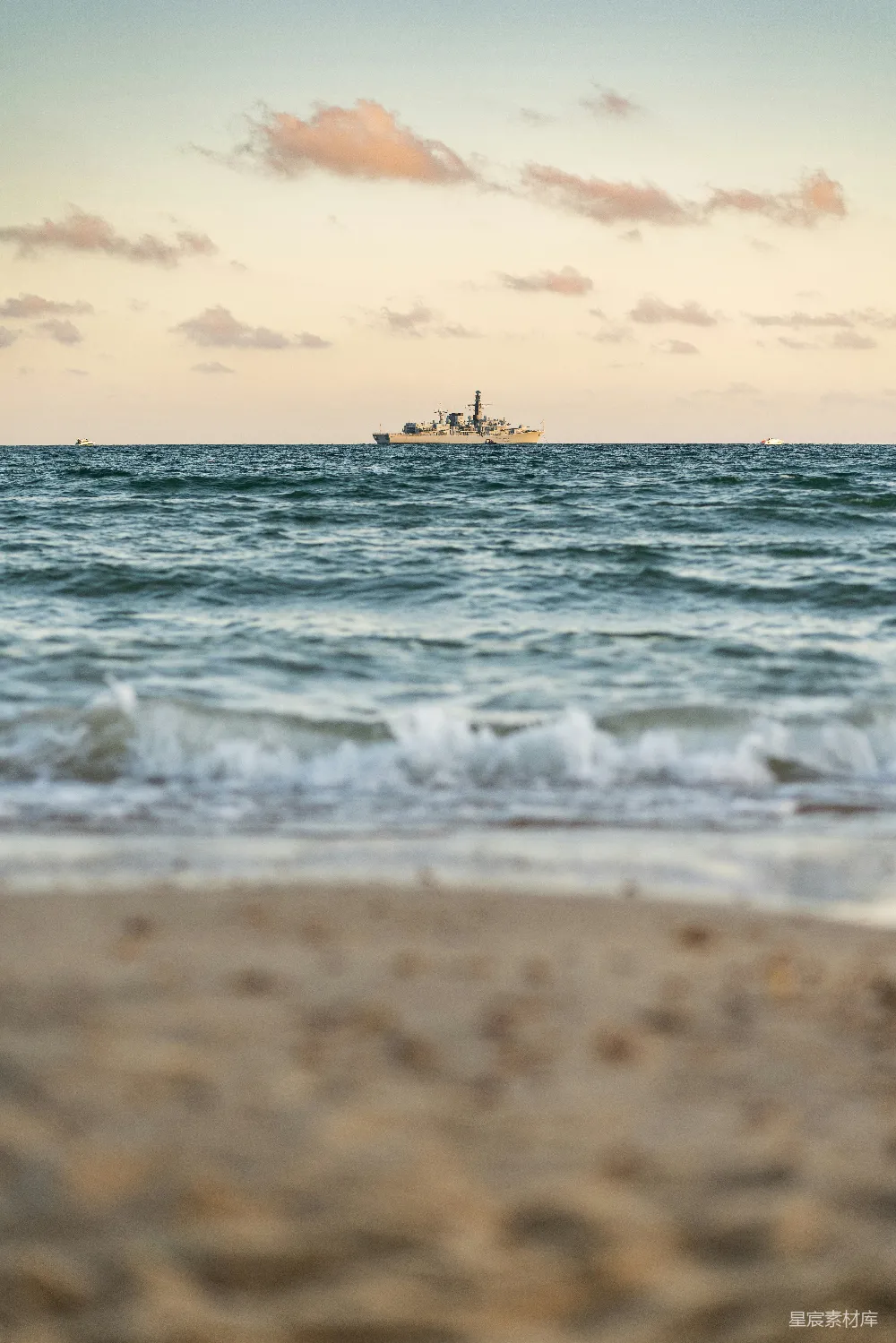 高清摄影 海景 夕阳 舰船 海滩 风景 夕阳下的海与舰