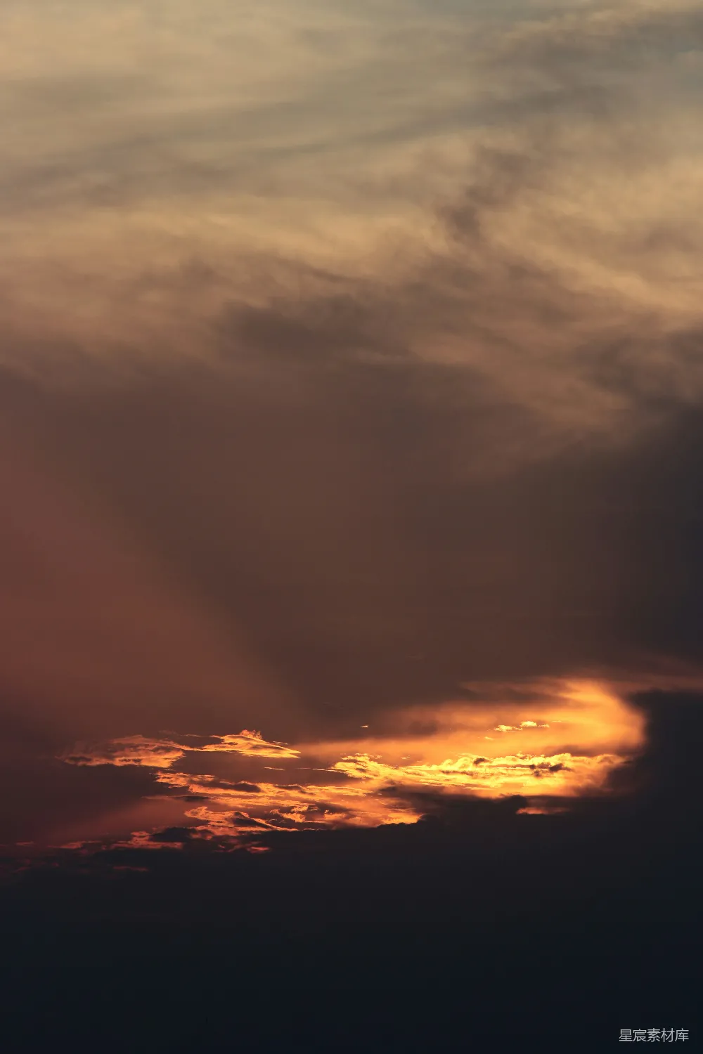高清摄影 夕阳 云彩 自然风光 宁静 日落 夕阳西下，云彩燃烧