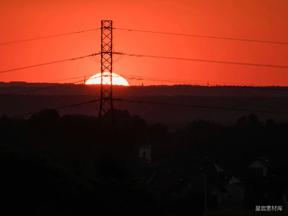高清摄影 夕阳 电力塔 乡村 宁静 自然 夕阳下的电力塔