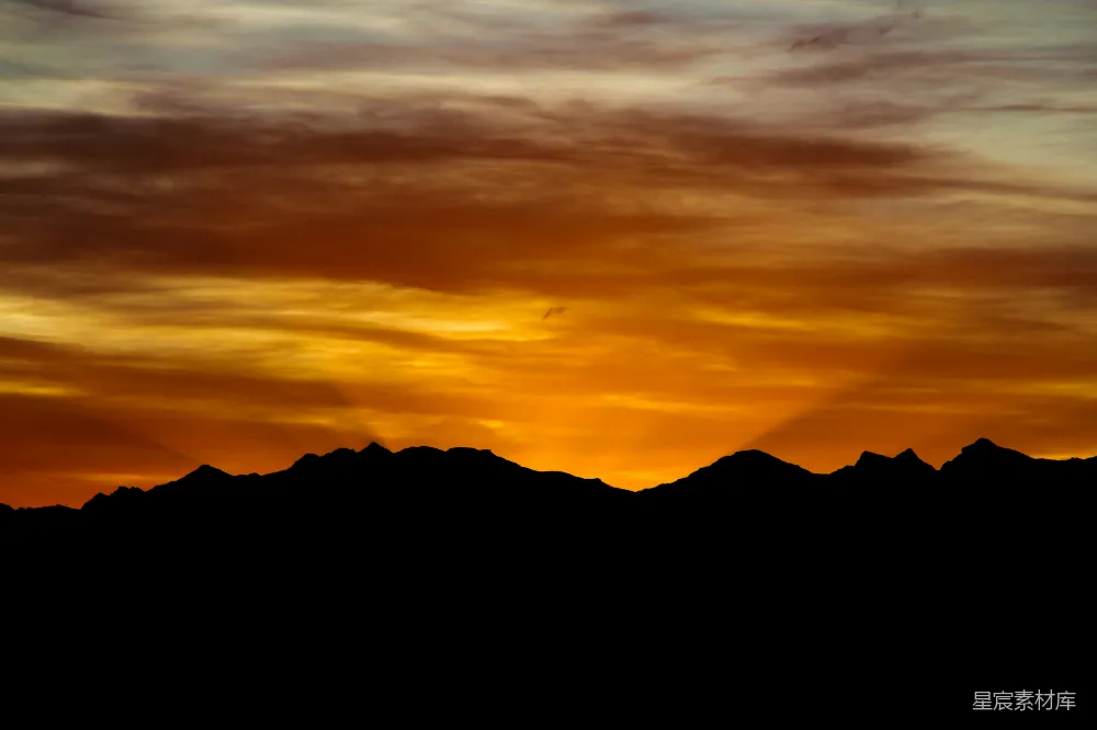 高清摄影 自然风光 日落 山景 宁静 户外 夕阳下的山峦剪影