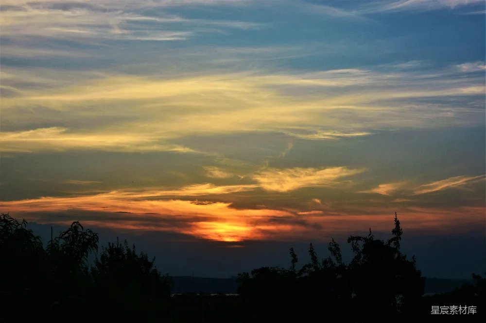 高清摄影 夕阳 云彩 自然风光 宁静 户外 夕阳下的云彩
