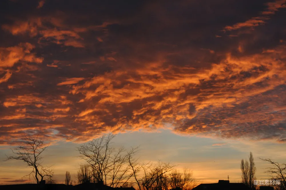 高清摄影 夕阳 天空 云彩 自然 宁静 夕阳下的天空