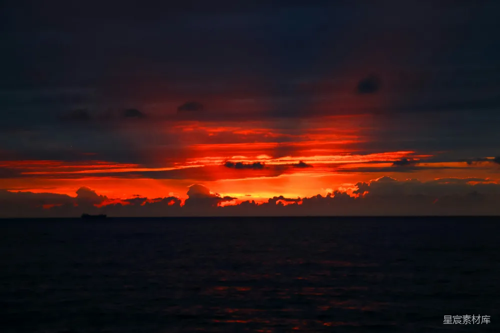 高清摄影 海景 日落 自然风光 宁静 美丽 海面上的壮丽日落