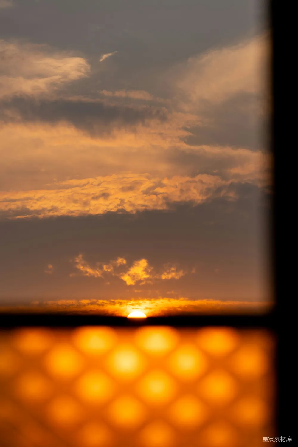 高清摄影 夕阳 窗户 云彩 自然 宁静 夕阳透过窗户的云彩