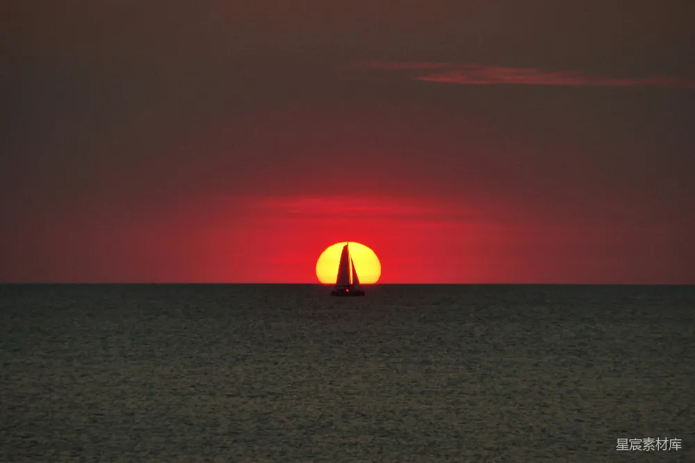 高清摄影 日落 航拍 自然风光 宁静 旅行 夕阳下的帆船剪影
