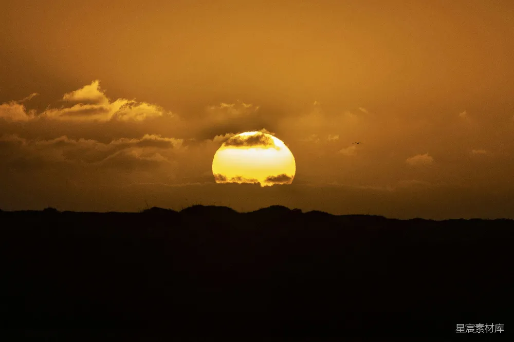 高清摄影 日落 风景 宁静 自然 山脉 夕阳下的宁静山景