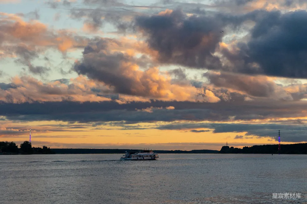 高清摄影 夕阳 河流 游船 自然风光 宁静 夕阳下的河流与游船