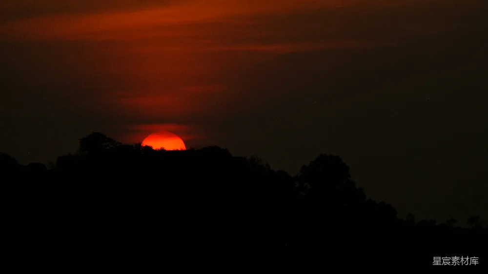 高清摄影 夕阳 山景 自然 黄昏 宁静 夕阳在山头落下