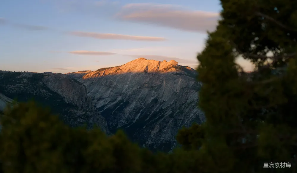 高清摄影 山景 自然风光 日落 宁静 户外 夕阳下的巍峨山峦