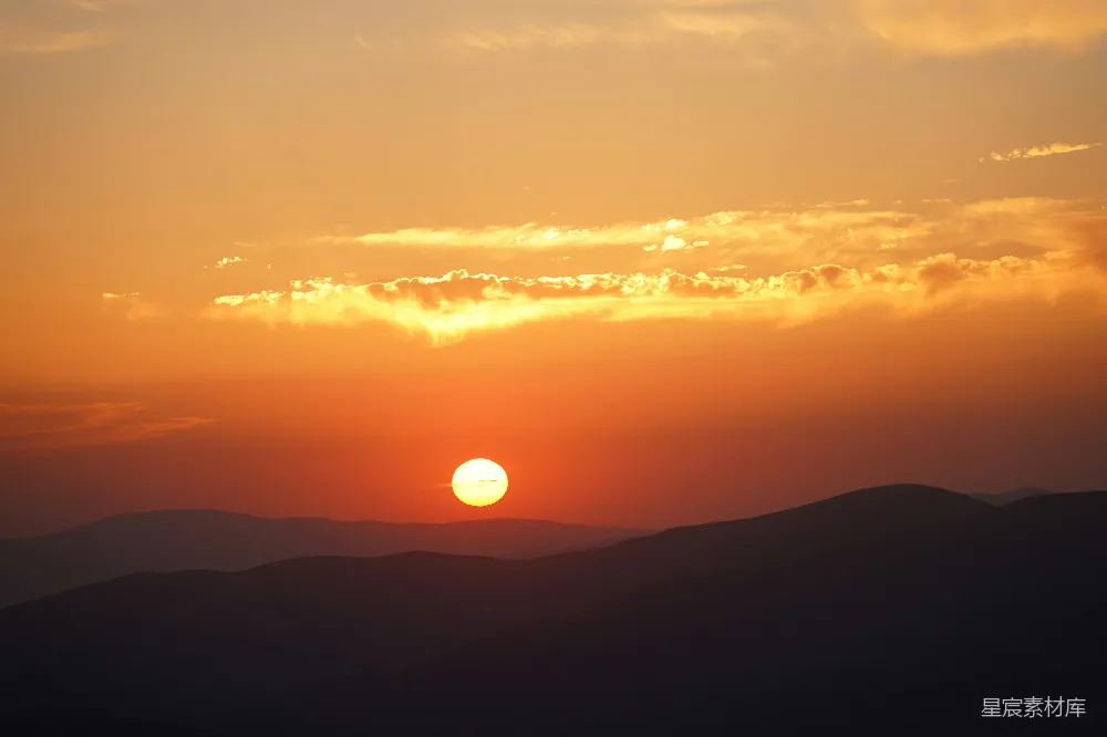 高清摄影 夕阳 山峦 自然风光 宁静 日落 夕阳下的山峦