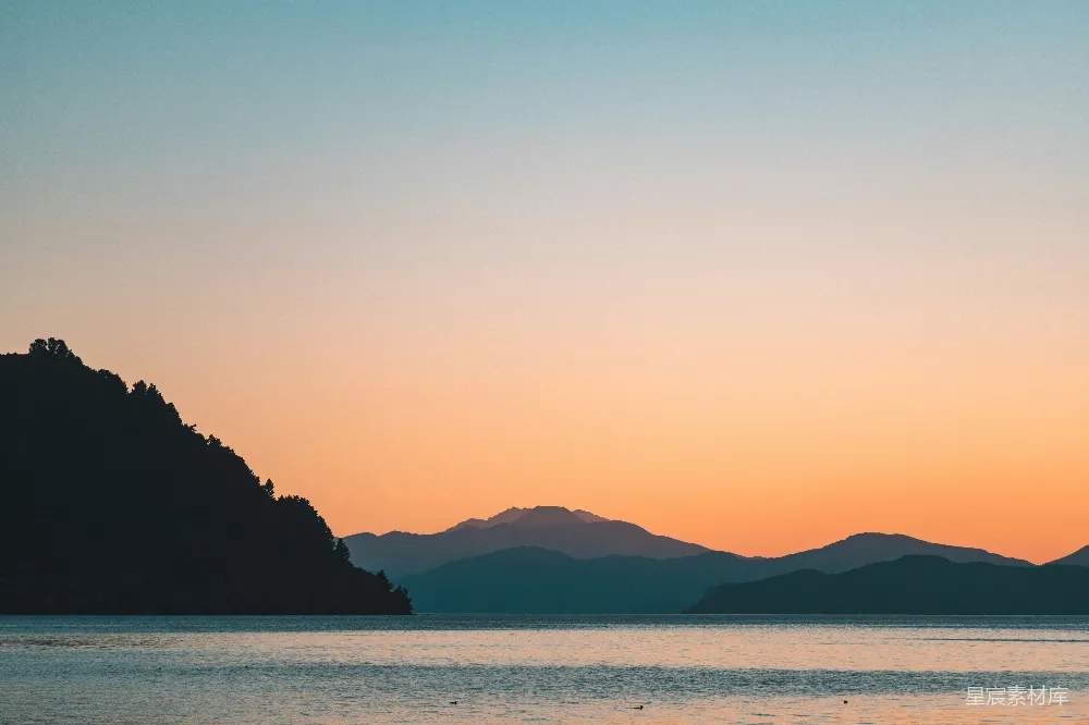 高清摄影 日落 山景 宁静 自然 湖畔 日落湖畔静谧山景