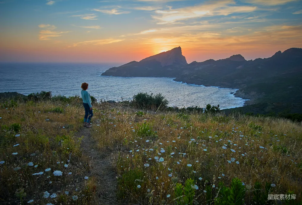 高清摄影 自然风光 户外活动 日落 徒步旅行 风景 夕阳下的海岸远足