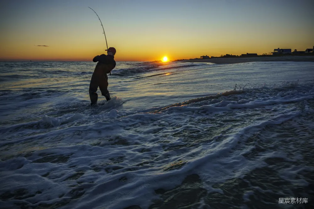 高清摄影 海滩 钓鱼 夕阳 宁静 户外 夕阳下的海滩钓鱼