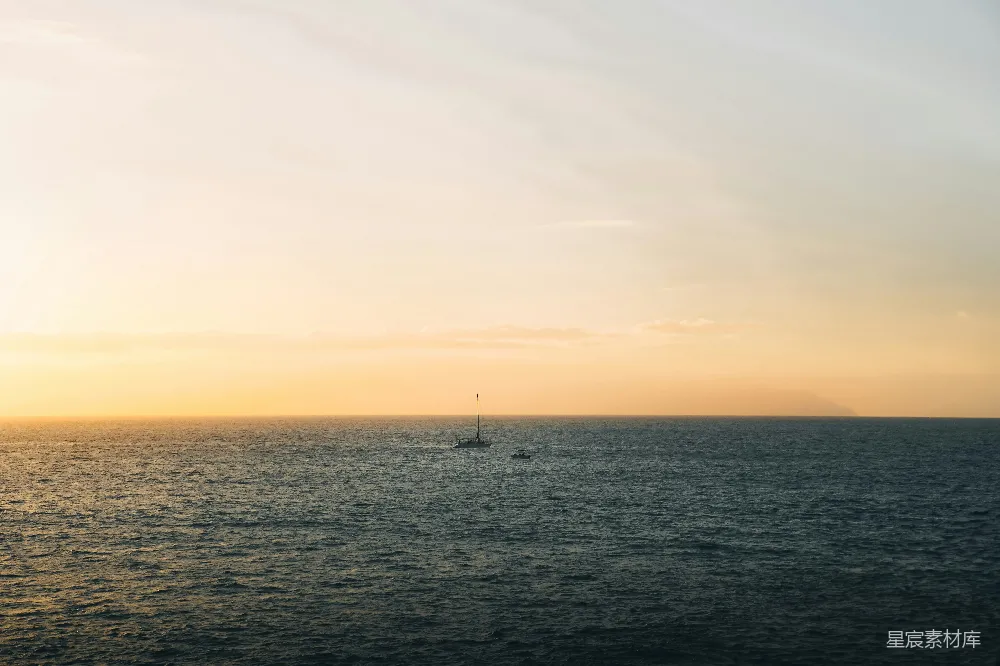 高清摄影 日落 海景 帆船 宁静 自然 日落海上的帆船