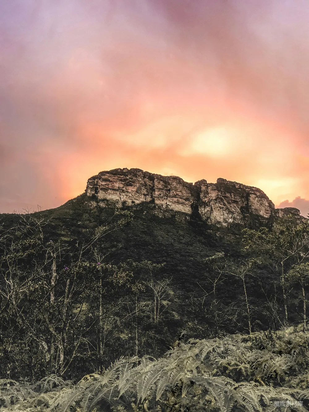 高清摄影 自然风光 日落 山脉 户外 宁静 夕阳下的山峰