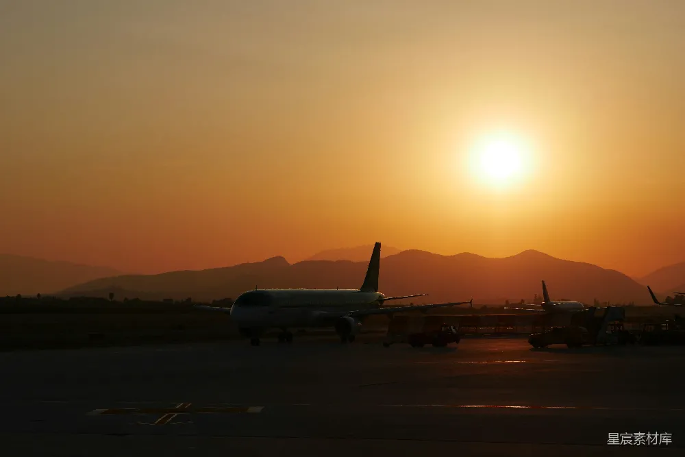 高清摄影 飞机 夕阳 机场 旅行 风景 夕阳下的机场
