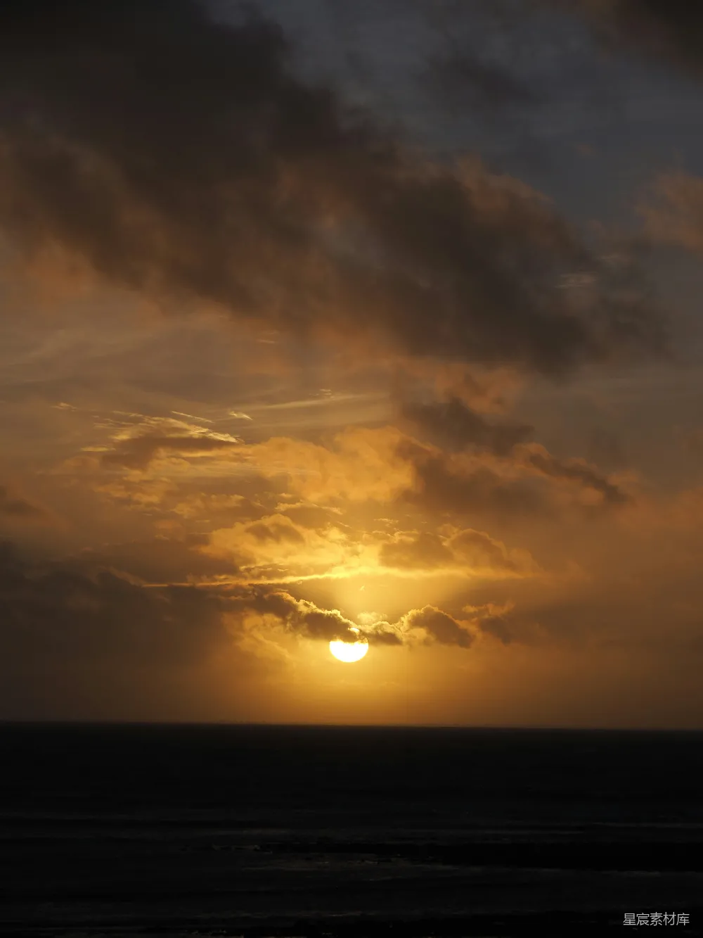 高清摄影 夕阳 云层 自然风光 宁静 海景 夕阳西下