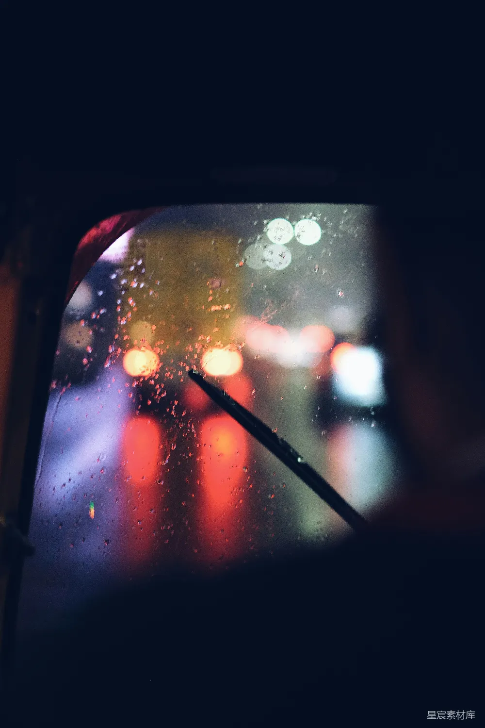 高清摄影  从车里看下的雨中街道景色