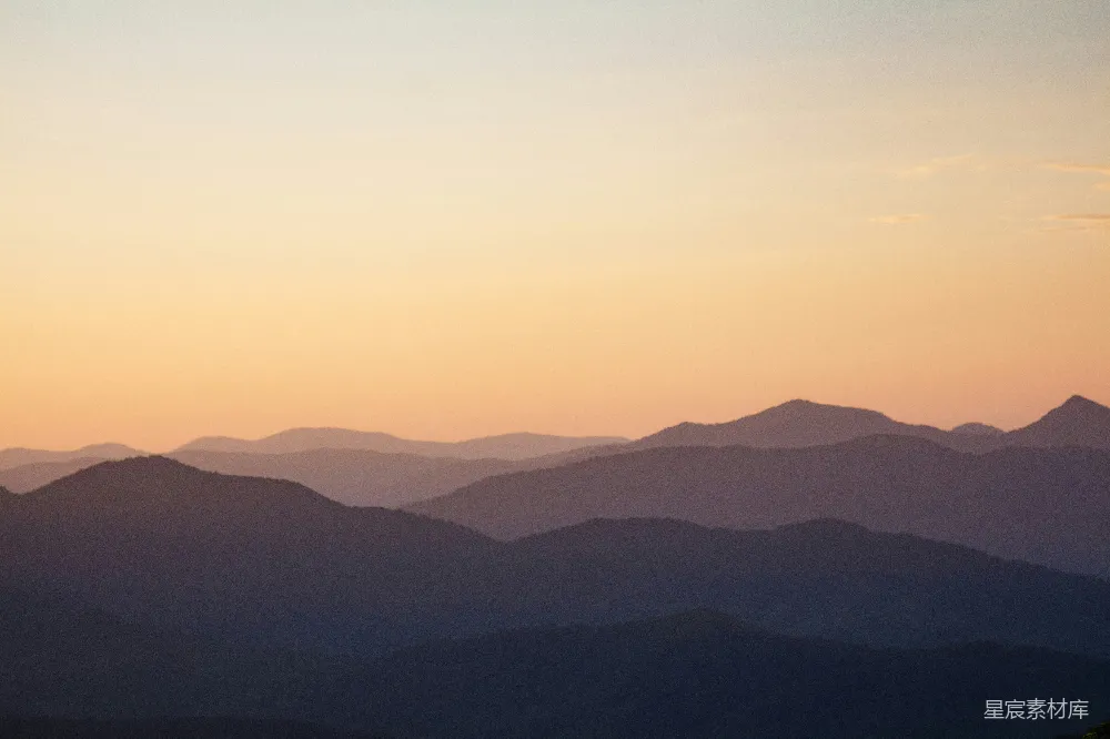 高清摄影 自然风光 日落 山脉 宁静 风景 夕阳下的山峦轮廓