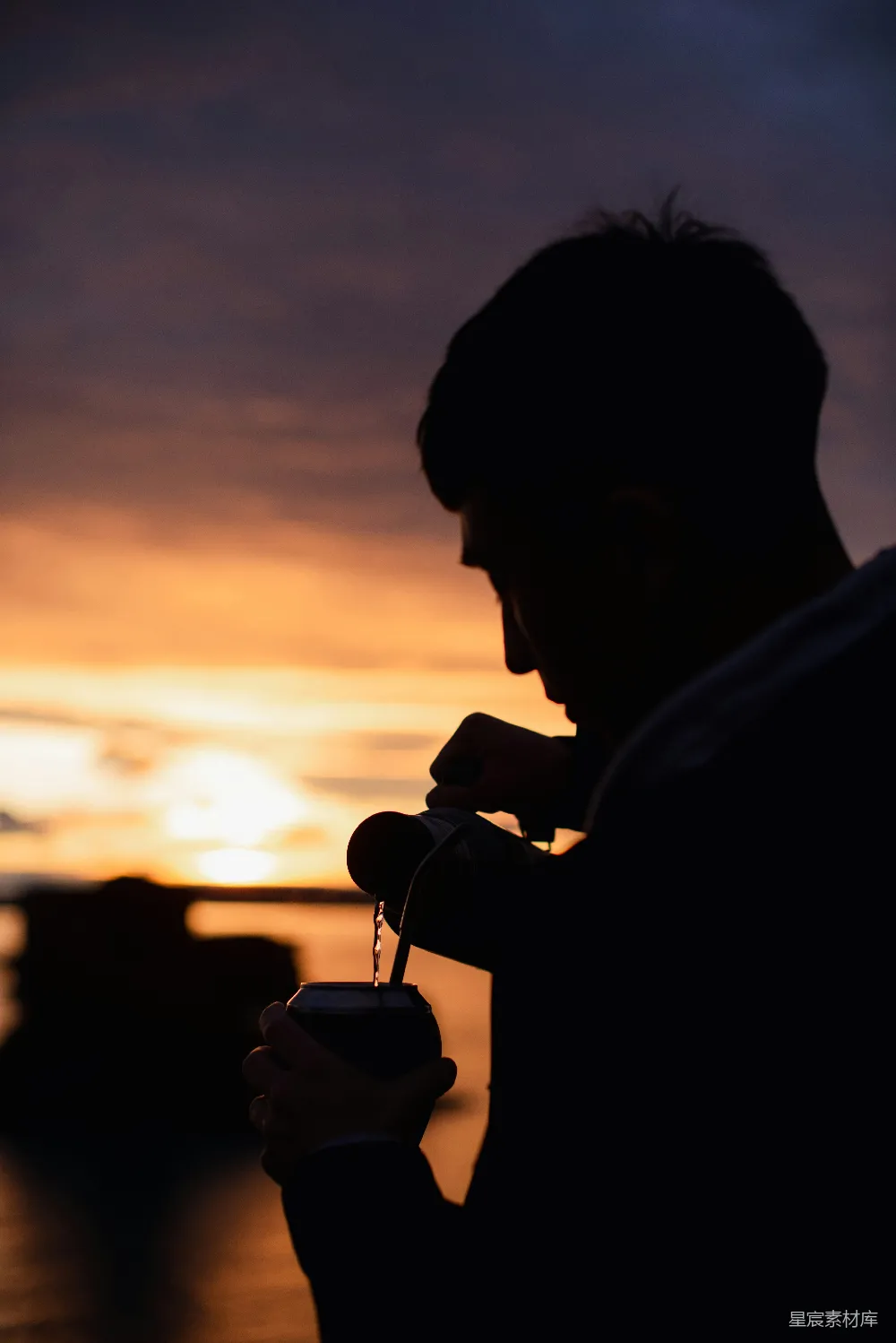 高清摄影 剪影 日落 饮品 宁静 户外 夕阳下的茶时光