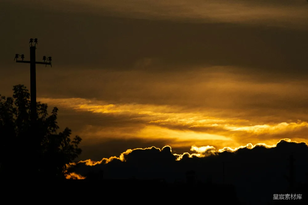 高清摄影 夕阳 云彩 剪影 自然 宁静 夕阳西下，云彩剪影