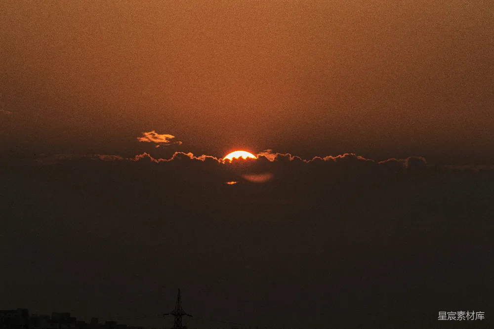 高清摄影 夕阳 云层 城市天际线 自然风光 宁静 夕阳余晖