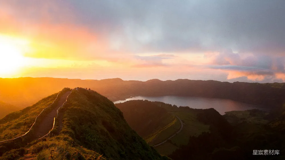 高清摄影 自然景观 日落 火山湖 户外摄影 宁静 日落时分的火山口湖