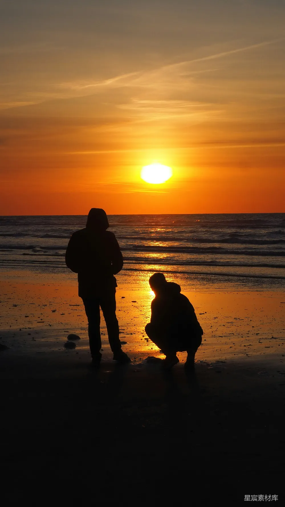高清摄影 夕阳 海滩 剪影 家庭 宁静 夕阳下的海滩剪影