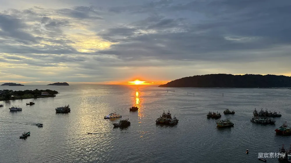 高清摄影 日落 海港 渔舟 自然美景 宁静 海港日落：渔舟点点