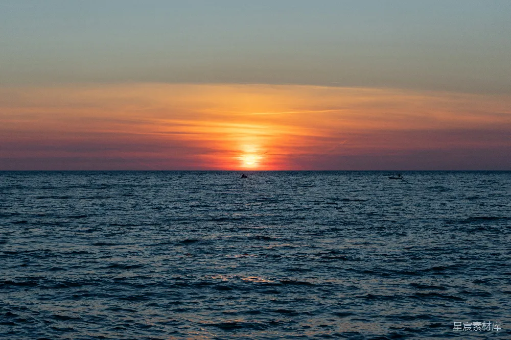 高清摄影 夕阳 海洋 宁静 自然风光 户外 海平线上方的夕阳