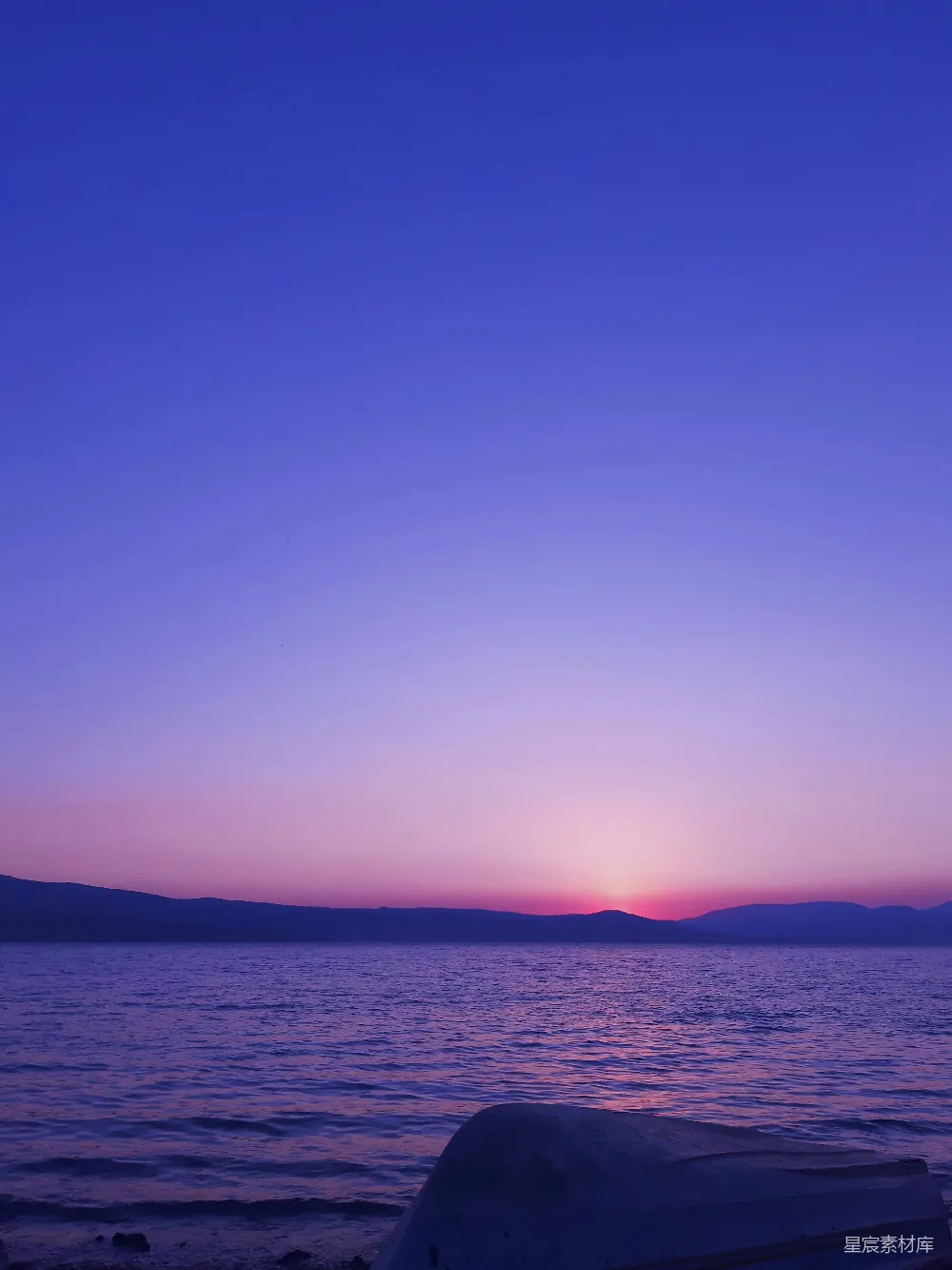 高清摄影 湖景 日落 宁静 自然 风景 暮色湖畔的静谧时光