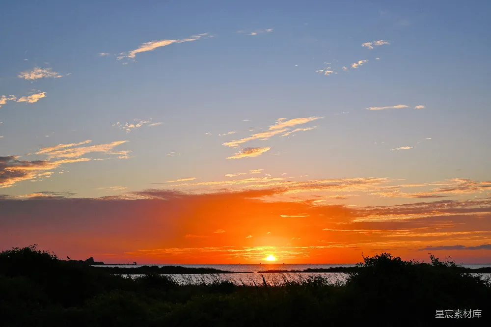 高清摄影 日落 海滩 宁静 自然风光 橙色 夕阳下的宁静海滩