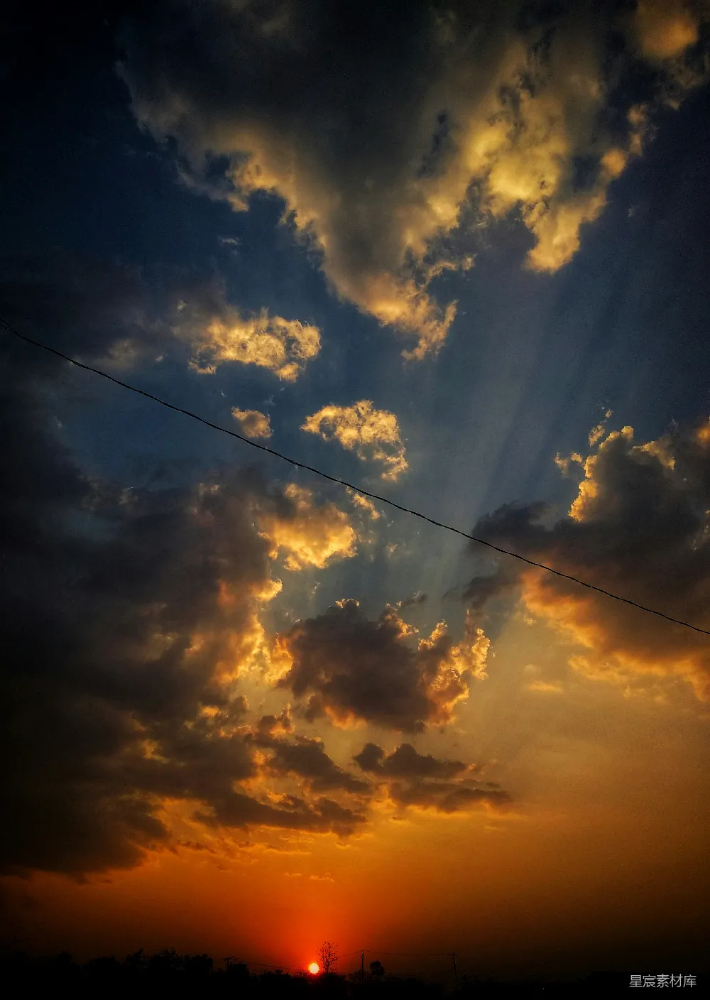 高清摄影 夕阳 云彩 自然风光 宁静 日落 夕阳西下，云彩的壮丽