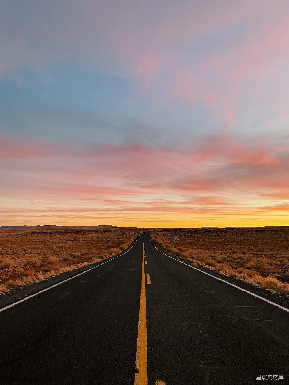 高清摄影 公路 沙漠 夕阳 风景 旅行 夕阳下的沙漠公路