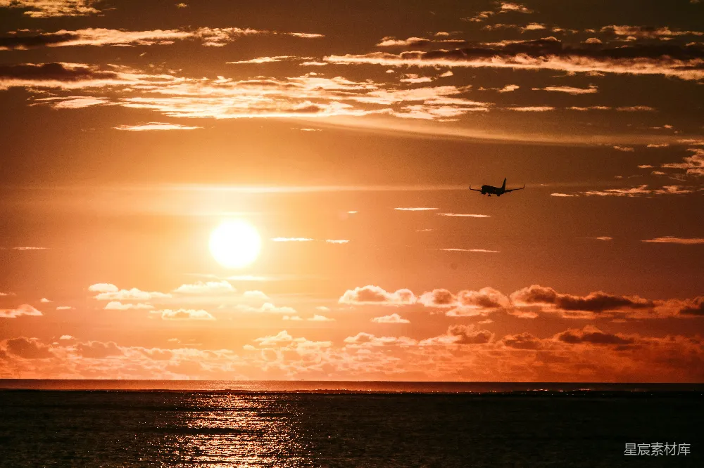 高清摄影 夕阳 飞机 海景 旅行 自然 夕阳下的航班