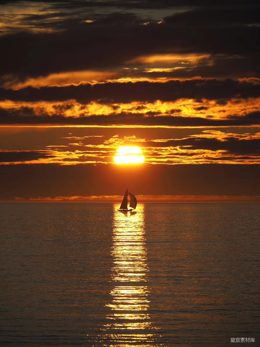 高清摄影 夕阳 帆船 宁静 自然美景 海景 夕阳余晖下的帆船