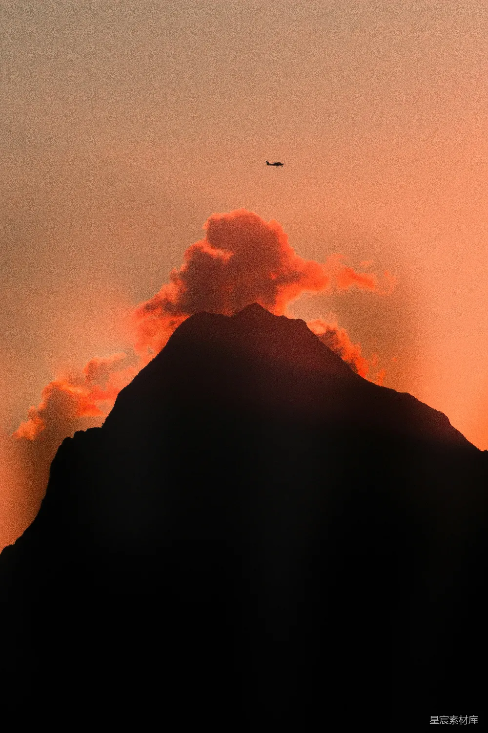 高清摄影 火山 喷发 日落 自然景观 户外 火山喷发的剪影
