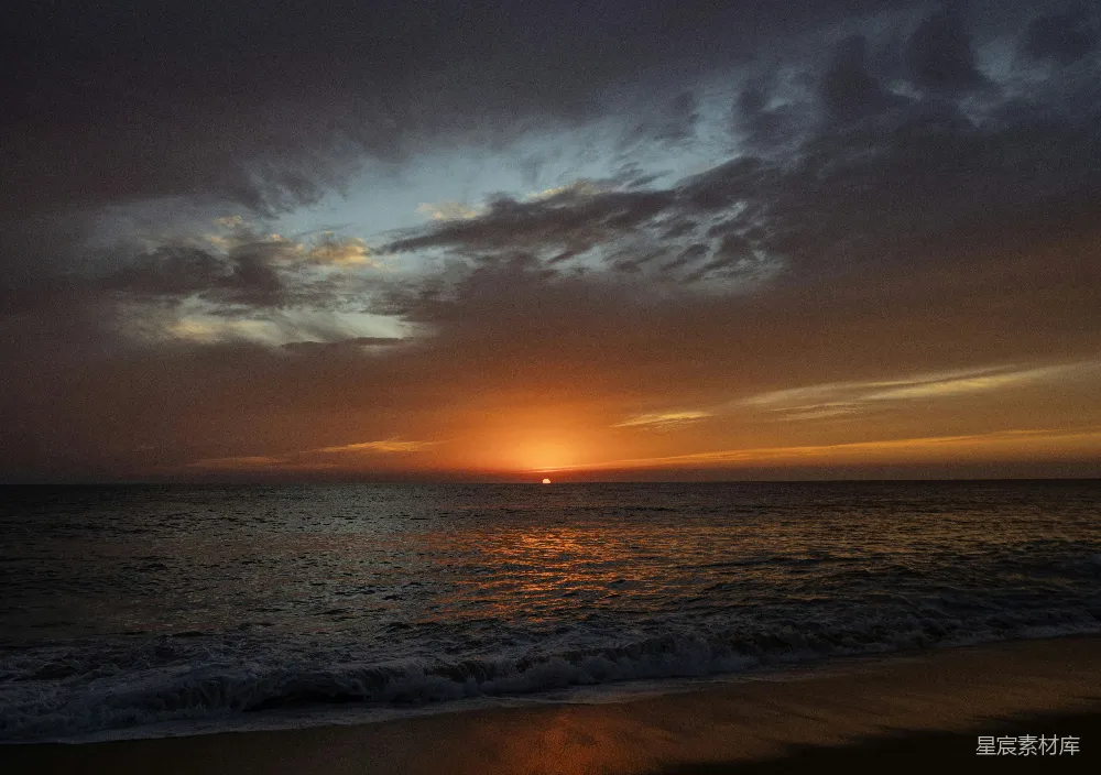 高清摄影 日落 海滩 自然风光 宁静 日落时分 海浪下的夕阳