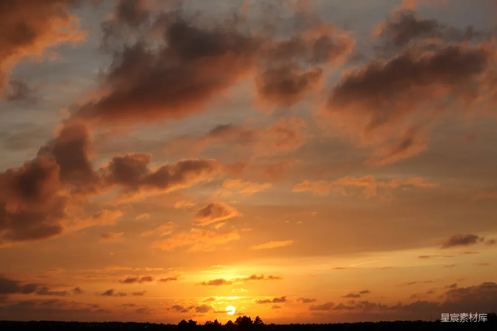 高清摄影 夕阳 云海 自然风光 宁静 日落 夕阳下的云海