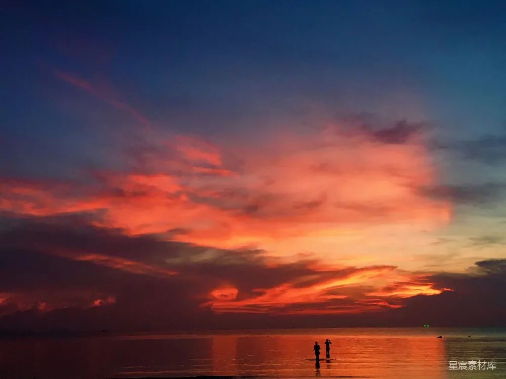 高清摄影 日落 海滩 宁静 自然美景 情侣 夕阳下的宁静海滩