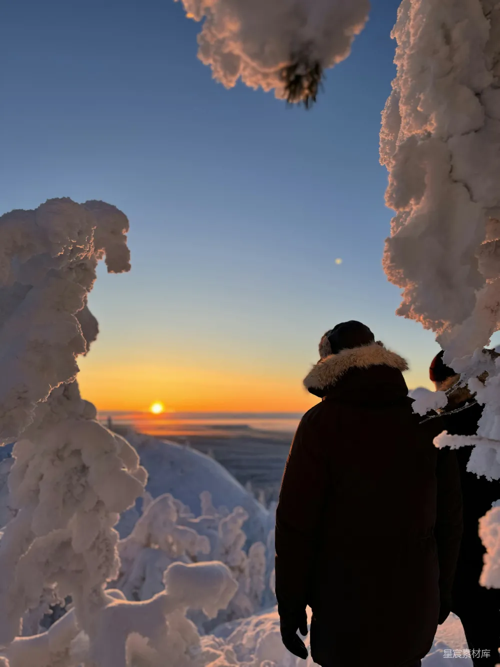 高清摄影 雪景 日落 自然风光 冬季 户外 雪景中的人与日落