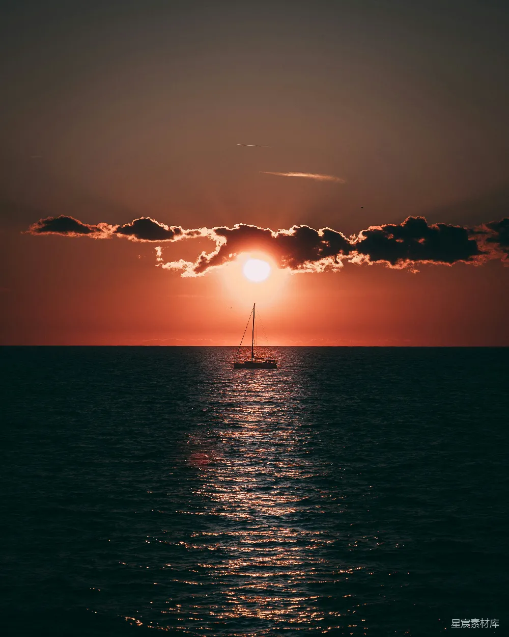高清摄影 日落 帆船 宁静 自然美景 浪漫 夕阳下的帆船剪影
